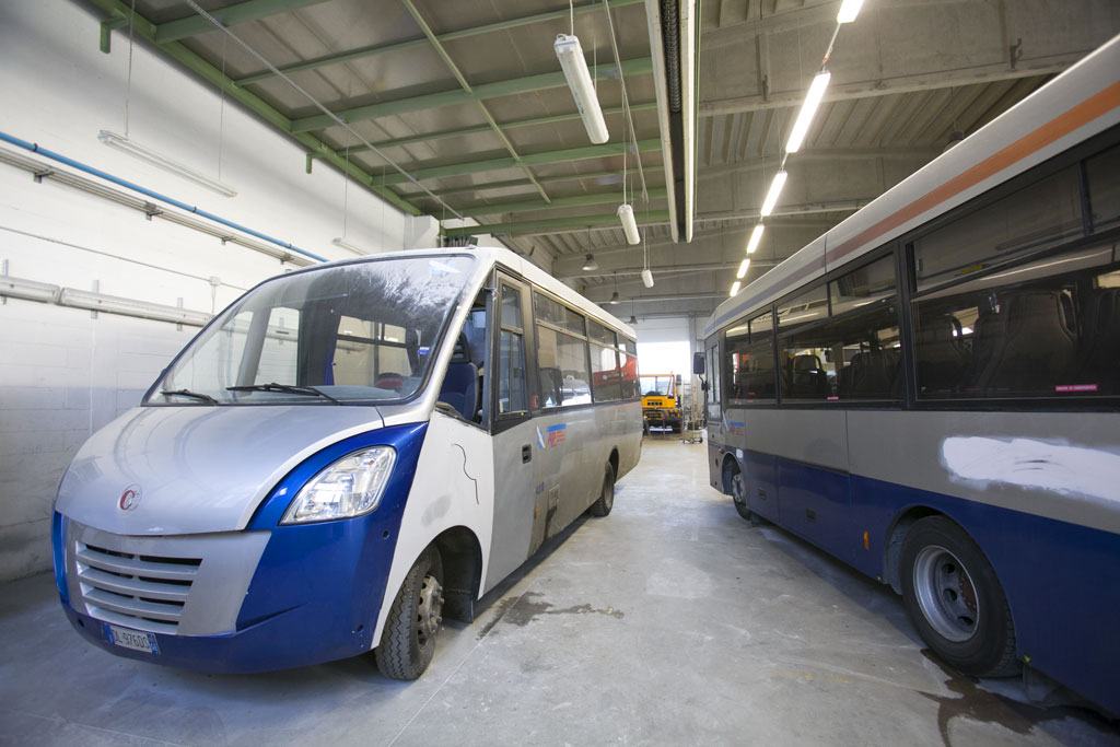 Veicoli in lavorazione in officina